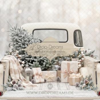 Weihnachts-Backdrop Christmas Truck mit cremefarbenem Vintage-Truck, Weihnachtsbaum und Geschenken in Creme und Weiß von Drop-Dreams